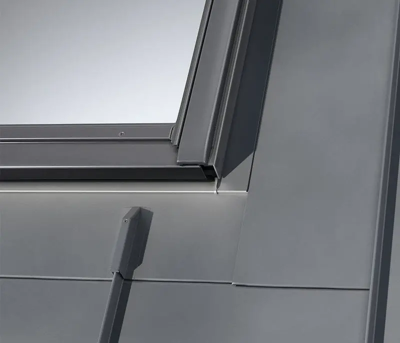 Velux Edq 2000L Pro Roof Window With Integrated Metal Flashing Kit (Includes Insulation & Underfelt Collars) 1
